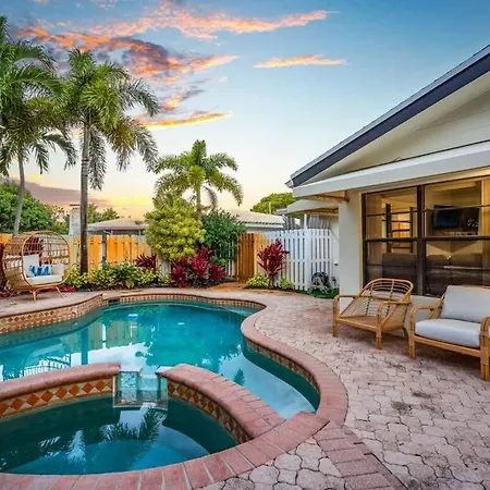 Villa Tropical Getaway - Heated Pool & Patio Retreat
